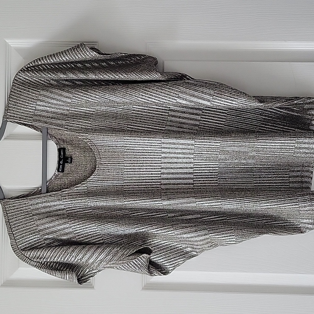 Silvery lightweight top
